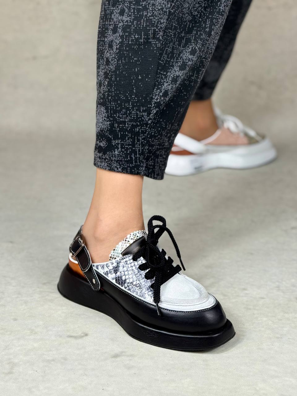 The Aurora Lift – Noir Serpent (Cynthia white)