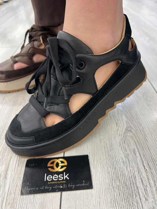 LEESK “Noir Escape” Sandal (Dineo black l)